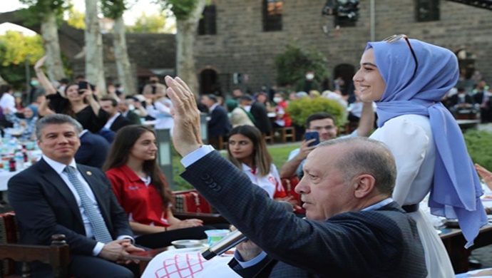 Cumhurbaşkanı Erdoğan, Diyarbakır’da gençlerle bir araya geldi