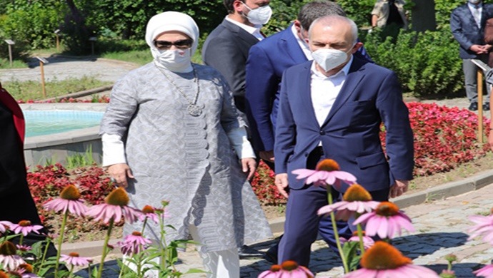 Emine Erdoğan, Zeytinburnu Tıbbi Bitkiler Bahçesi’ni ziyaret etti