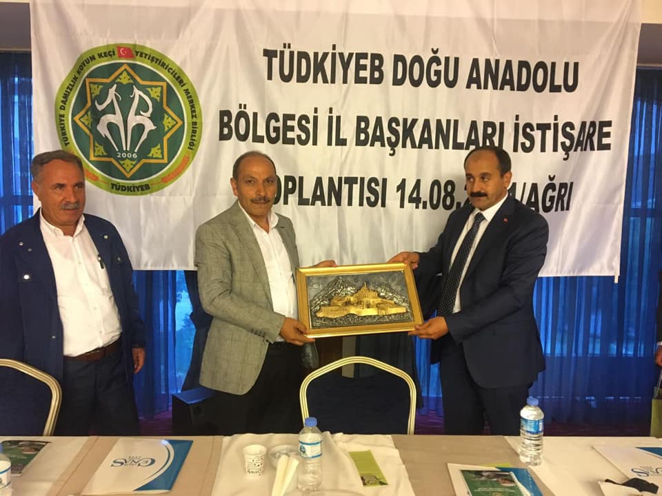 Bir Mehmetnuri Samancı dahil 3 kişi, ayakta duran insanlar ve şunu diyen bir yazı 'AB 2006 TÜDKİYEB DOĞU ANADOLU BÃ–LGESİ İL BAŞKANLARI İSTİŞARE PLANTISI 14.08 LIAĞRI' görseli olabilir