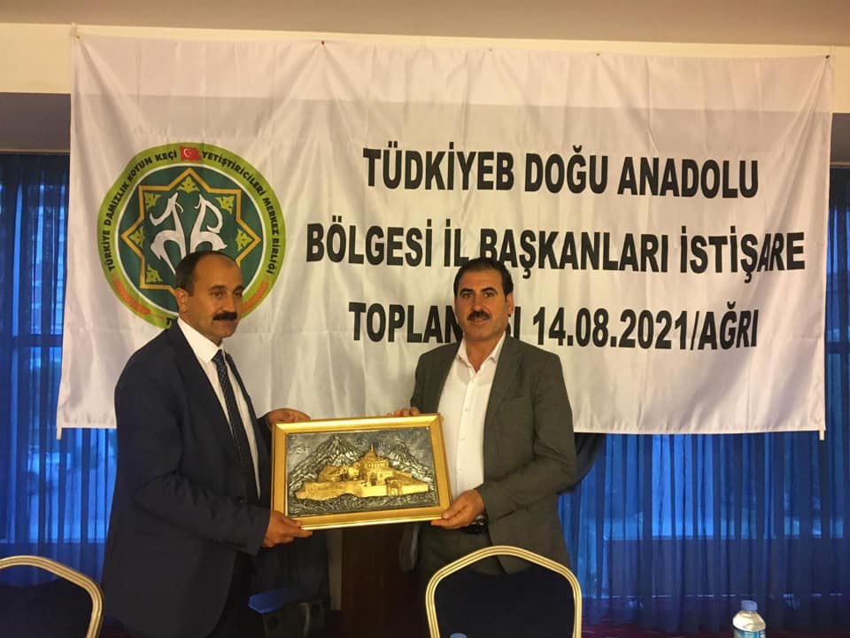 Bir Mehmetnuri Samancı ve Ali Kaysadu, ayakta duran insanlar ve şunu diyen bir yazı 'TÜDKİYEB DOĞU ANADOLU BÃ–LGESİ İL BAŞKANLARI İSTİŞARE TOPLAN 14.08.2021/AĞRI ME' görseli olabilir