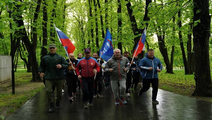 В День пограничника на юго-востоке Москвы активисты «Единой России» присоединились к забегу «Zа мир без нацизма»