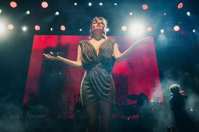 İstanbul Cevahir yaz konserleri Göksel’in muhteşem performansıyla son buldu